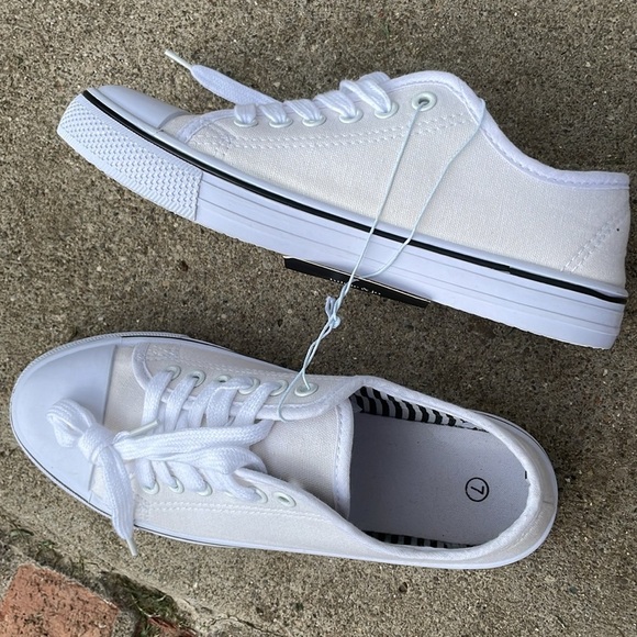 Trendy White Canvas Sneakers for Women - Picture 4 of 4